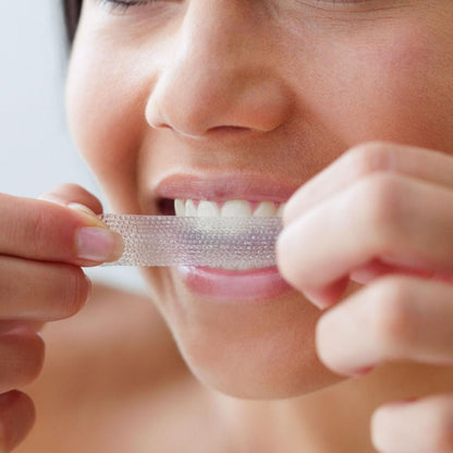 Aanbrengen van LucidBite whitening strip op tanden voor snel wittere tanden zonder gevoeligheid